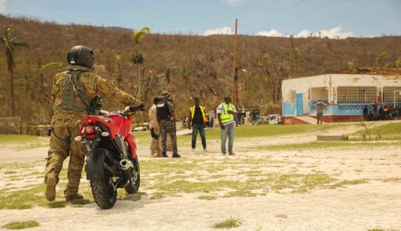 El Cuerpo de Marines de EE.UU. entrega suministros a un policía local en motocicleta, en Jeremie, Haití