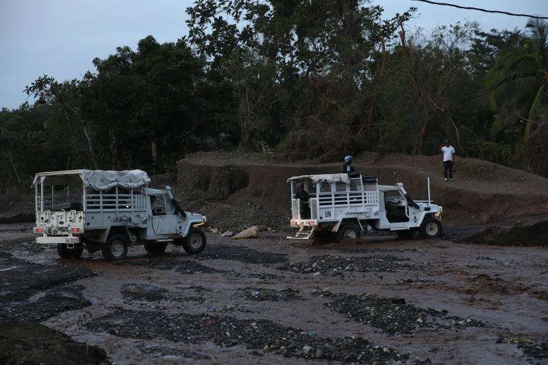 Vehículos de la Minustah cruzan el río La Digue afectado tras el paso del huracán Matthew. 