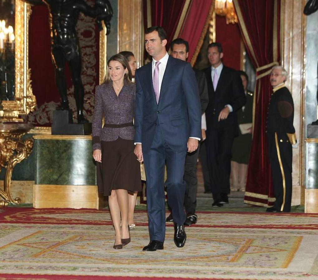 En 2004 Doña Letizia escogió un conjunto de falda chocolate con chaqueta en tonos berenjena, era su primer año como Princesa. 