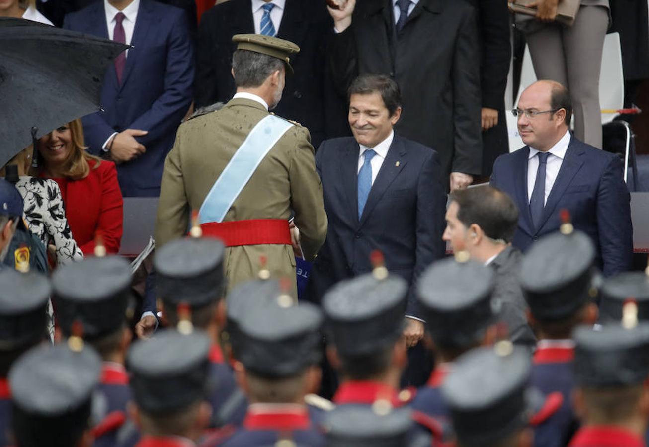 Felipe VI saluda al presidente de Asturias y de la gestora del PSOE, Javier Fernández
