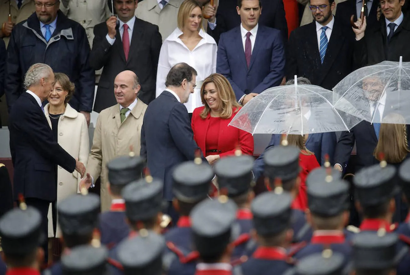 El presidente del Gobierno en funciones, Mariano Rajoy, conversa con la presidenta andaluza, Susana Díaz. 