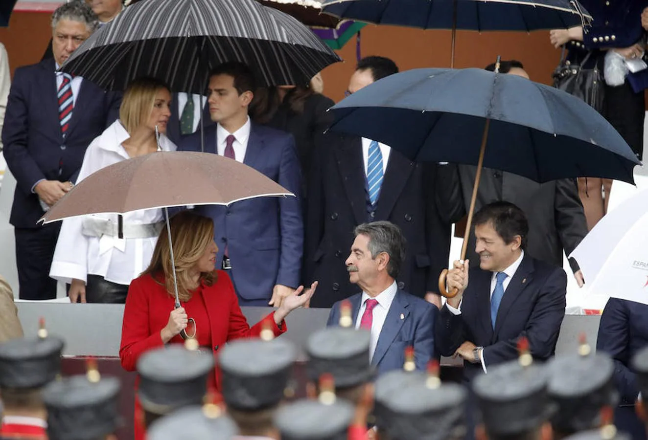 La presidenta de Andalucía Susana Díaz  conversa con el presidente de Cantabria, Miguel Ángel Revilla, y el presidente de Asturias y de la gestora del PSOE, Javier Fernández. 