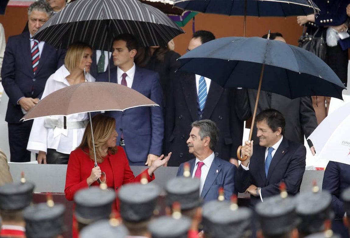 La presidenta de Andalucía Susana Díaz  conversa con el presidente de Cantabria, Miguel Ángel Revilla, y el presidente de Asturias y de la gestora del PSOE, Javier Fernández. 