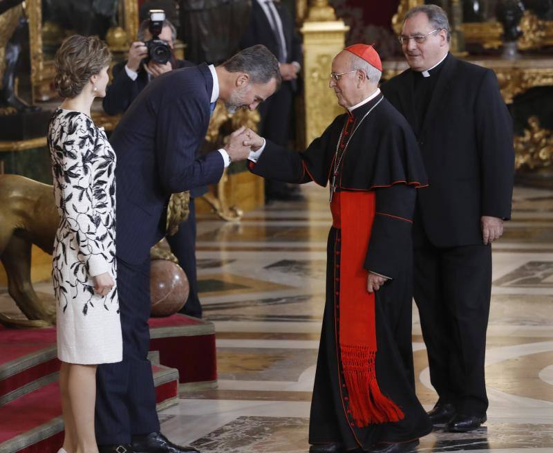 Los Reyes saludan al presidente y al portavoz de la Conferencia Episcopal, Ricardo Blázquez y José María Gil Tamayo, durante la tradicional recepción ofrecida hoy en el Palacio Real. 