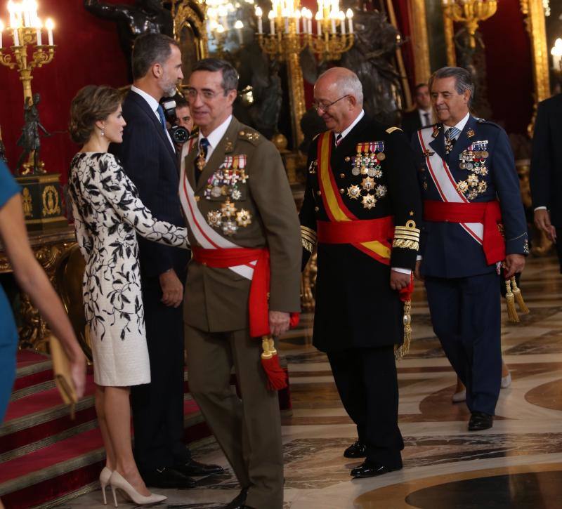 Los Reyes reciben en el Palacio Real a representantes del Ejército. 