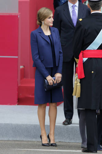 Letizia Ortiz eligió en 2015 un vestido de Felipe Varela diseño hasta la rodilla en doble crepe de lana de color azul marino decorado con cinta de terciopelo en azul noche y chaqueta a juego. 