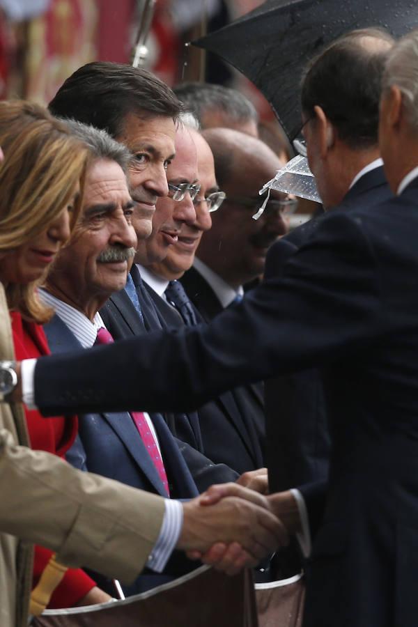 El presidente del Gobierno en funciones, Mariano Rajoy (d), saluda a los presidentes regionales, de Andalucía, Susana Díaz (i), de Cantabria, Miguel Ángel Revilla (2i), y de Asturias, Jaavier Fernández (3i). 