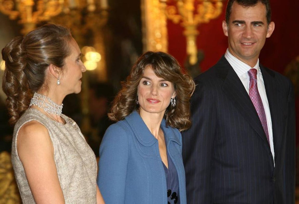 Este de 2007 fue uno de sus looks más atrevidos por sus rizos, el corto del vestido (enseñando rodillas) y las medias grises. 