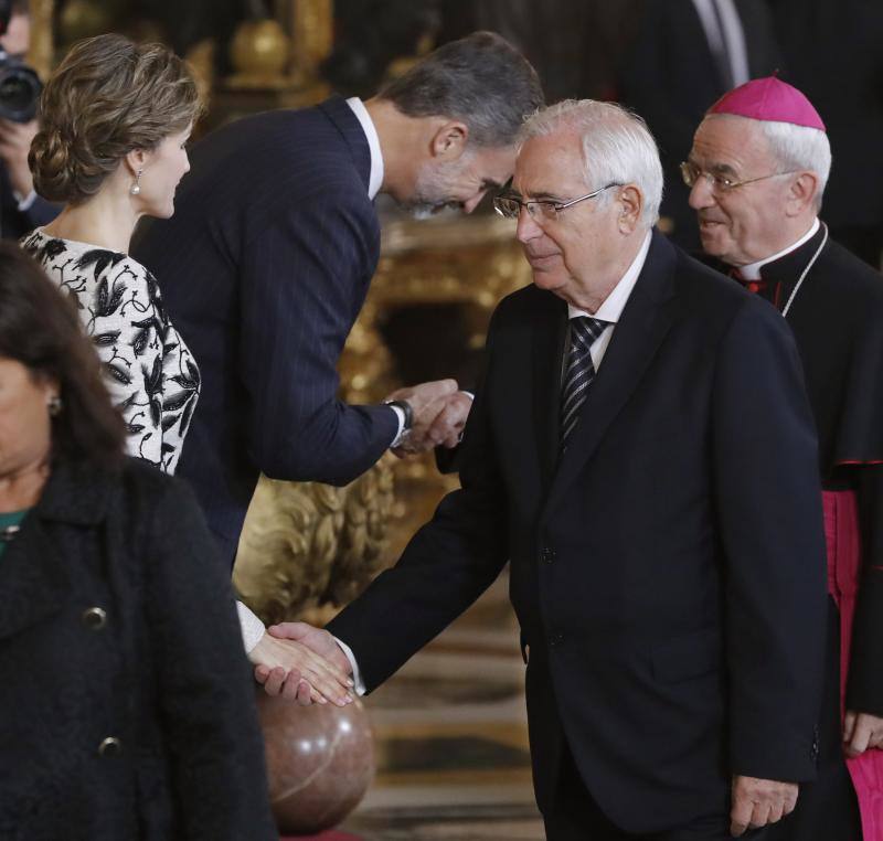 Los Reyes saludan al presidente de Melilla, Juan José Imbroda, durante la tradicional recepción ofrecida hoy en el Palacio Real