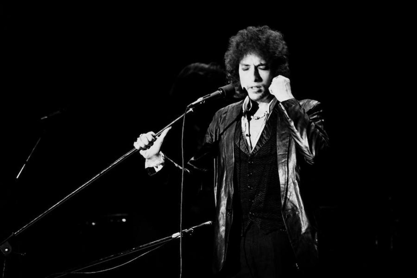 Bob Dylan, Premio Nobel de Literatura 2016, durante un concierto en París en el año 1978