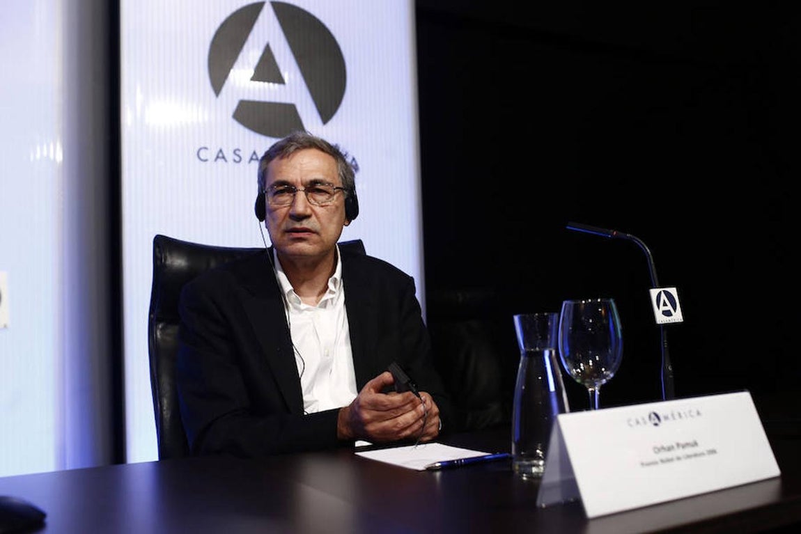 Año 2006: Orhan Pamuk (Turquía) recibió relativamente joven este galardón: 54 años. La Academia sueca premió una obra en la que la melancolía juega un papel principal. Hace solo unos meses coincidió en Casa de América de Madrid con Mario Vargas Llosa.. Óscar del Pozo