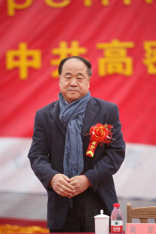 En el año 2012, Mo Yan se convirtió en el escritor de la resistencia. No es fácil recibir un Premio Nobel desde un país tran hermético como China. Él mismo llegó a decir que «quizá dentro de cien años un chino pueda ganar el Nobel». Su anhelo se cumplió y él mismo recibió el galardón a los 57 años de edad.. Imagechina / Corbis