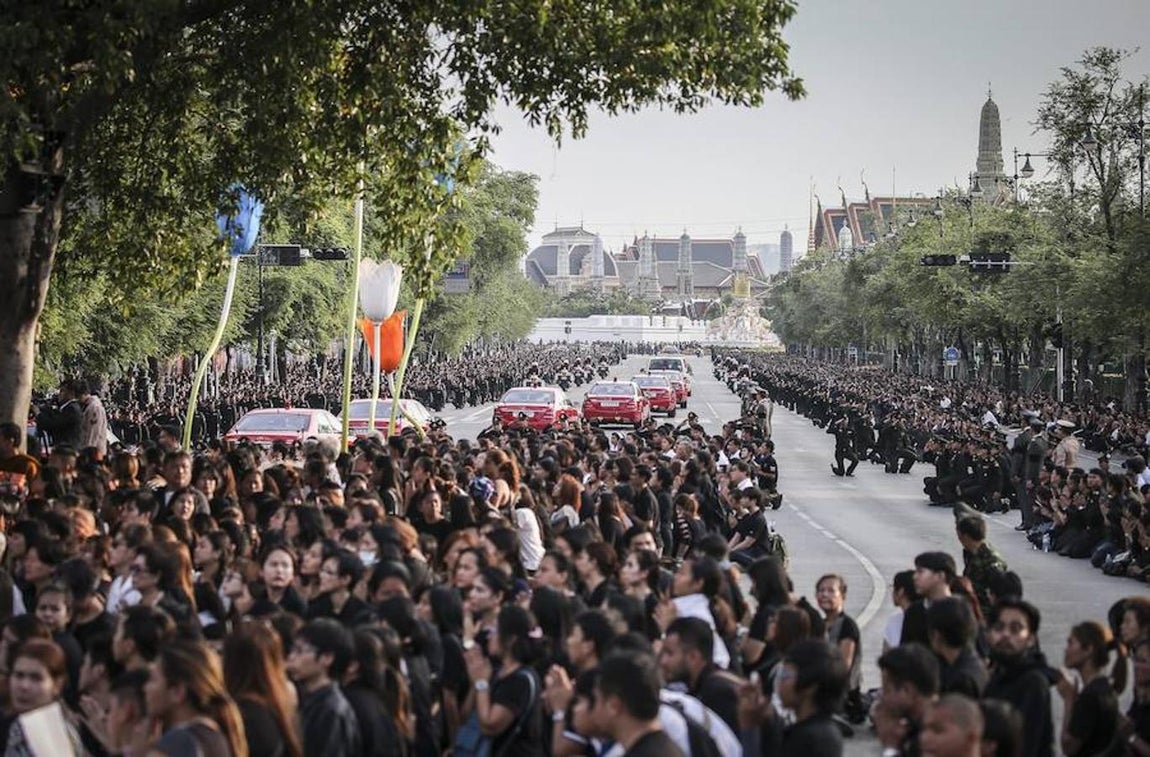 Miles de personas aguardan la llegada del féretro con los restos mortales del retrato del Rey Bhumibol de Tailandia. Efe