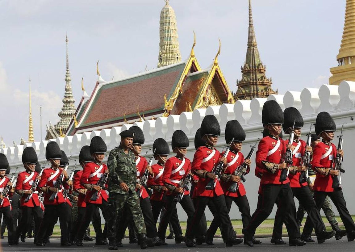 La guardia militar se prepara para trasladar el cadaver del Rey Bhumibol Adulyadej tras su muerte. Efe