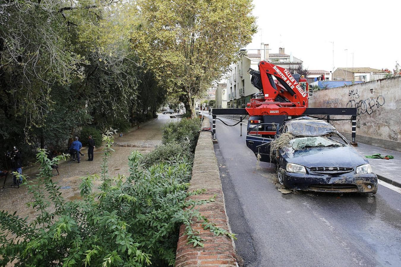 Una grúa retira el vehículo del hombre que falleció este miércoles al ser arrastrado por el agua en una riera de Vilassar de Mar (Barcelona), como consecuencia de las lluvias torrenciales que cayeron esa la tarde en la comarca barcelonesa del Maresme.