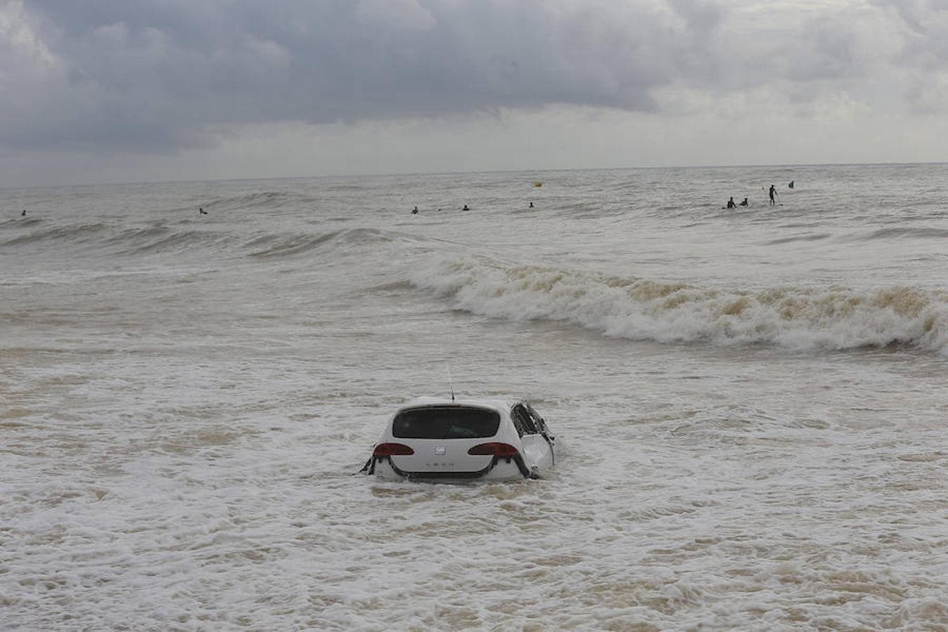 Un coche arrastrado hasta la playa de Vilassar de Mar (Barcelona), a causa de la tormenta que cayó este miércoles, y que costó la vida a un vecino de Mataró, arrastrado en su coche por la lluvia.