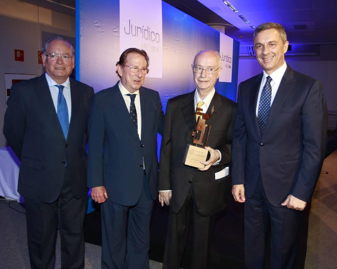 Luis Angulo posa tras recoger su premio con Álvaro Ybarra Pacheco, director de ABC de Sevilla; Emilio de Llera, consejero de Justicia, y José Ballester, director territorial sur de BBVA