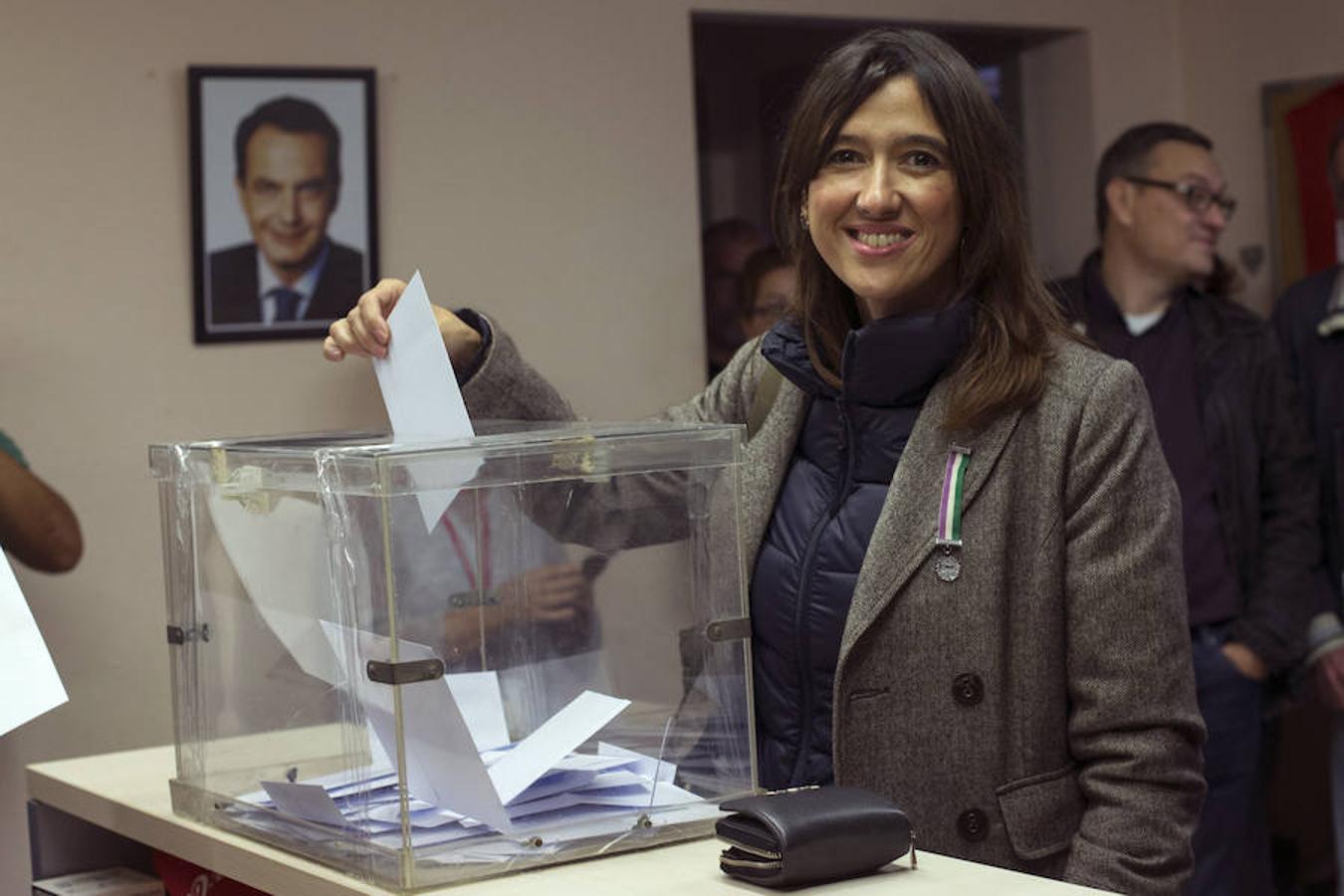 La candidata ha votado en Santa Coloma de Gramenet en un momento de tensión en las relaciones con el PSOE por el rechazo frontal de los socialistas catalanes a facilitar la investidura de Mariano Rajoy. 