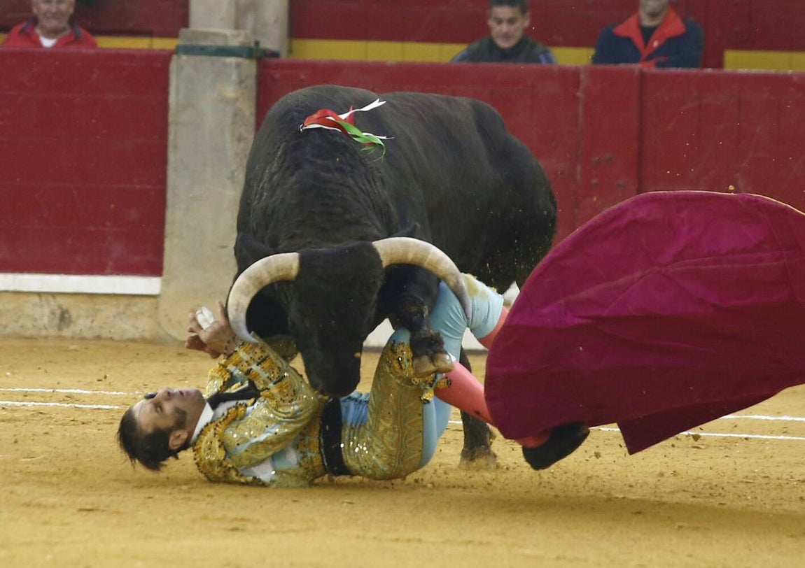 Imágenes de la escalofriante cogida a Juan José Padilla en Zaragoza