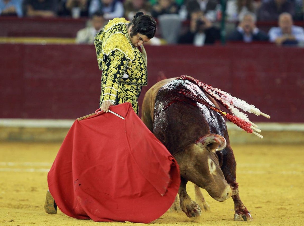 Morante, en un derechazo con el mentón hundido. 