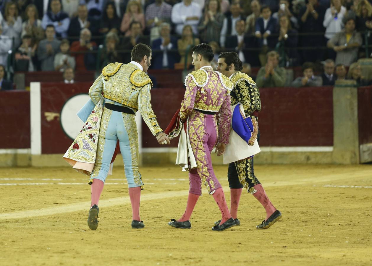 Los tres toreros, Padilla, Talavante y Morante, abandonan juntos la plaza de la Misericordia. 