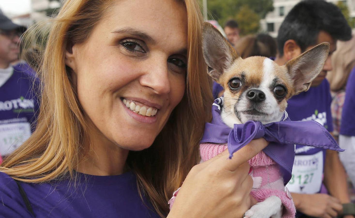 Una joven con su mascota antes de participar en la V Carrera