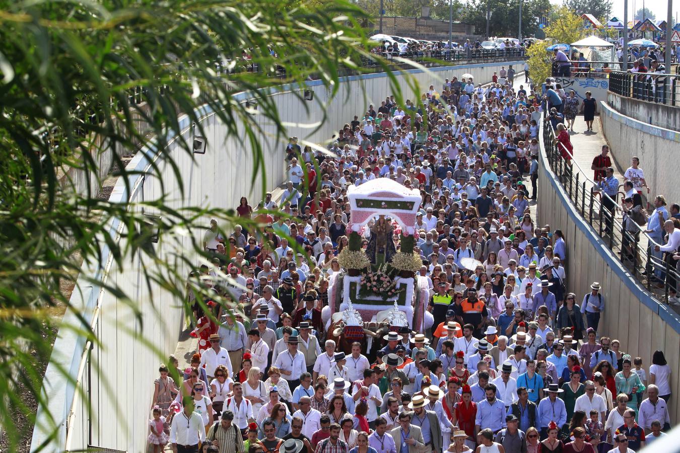 Miles de personas acompañan a la Virgen de Valme en su romería