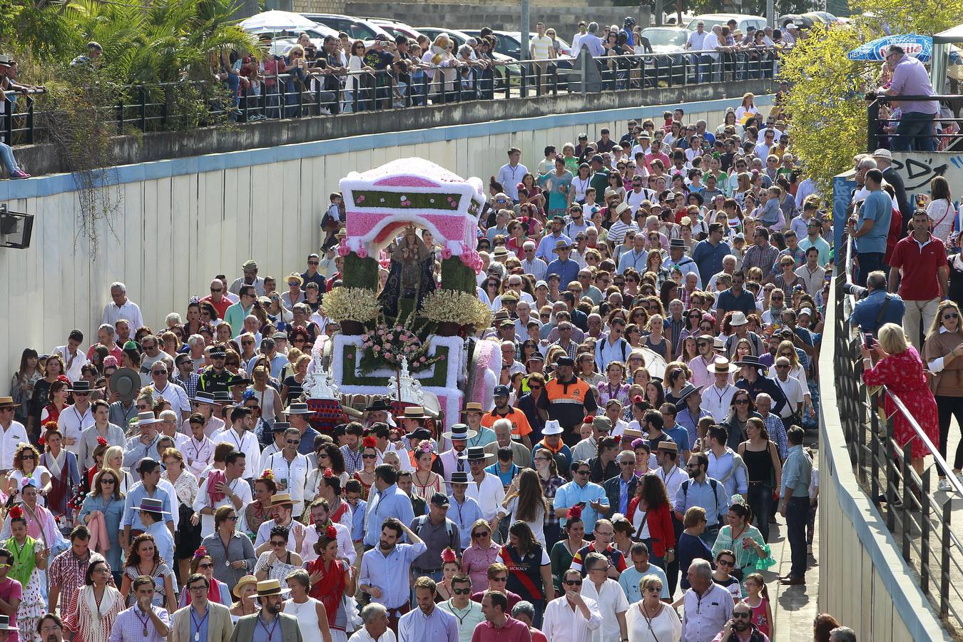 Miles de personas acompañan a la Virgen de Valme en su romería