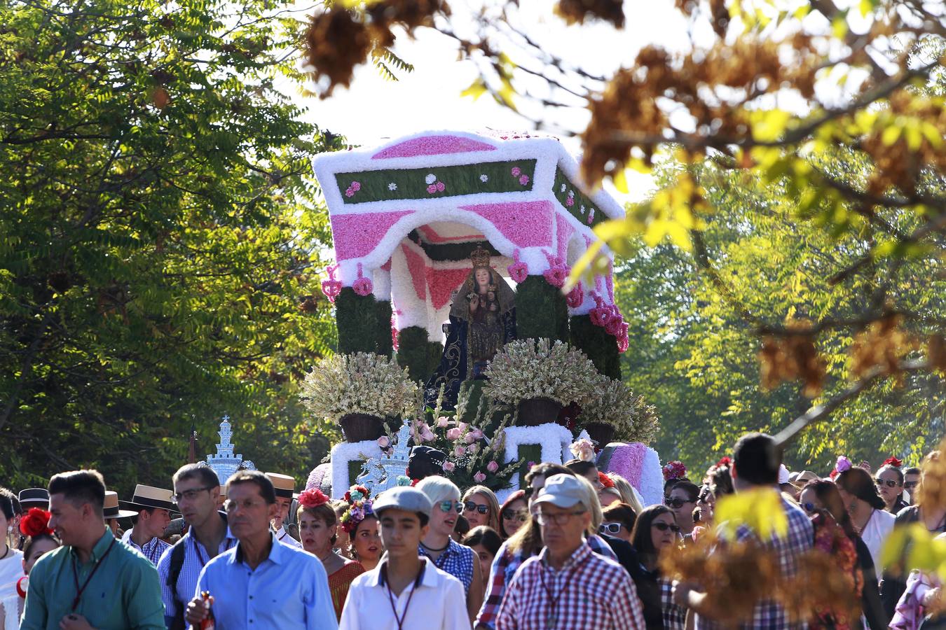 Miles de personas acompañan a la Virgen de Valme en su romería