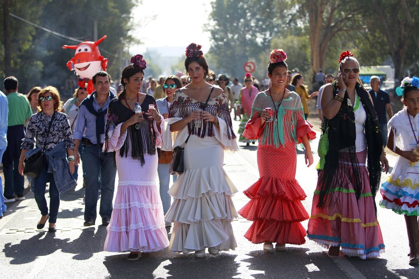 Miles de personas acompañan a la Virgen de Valme en su romería