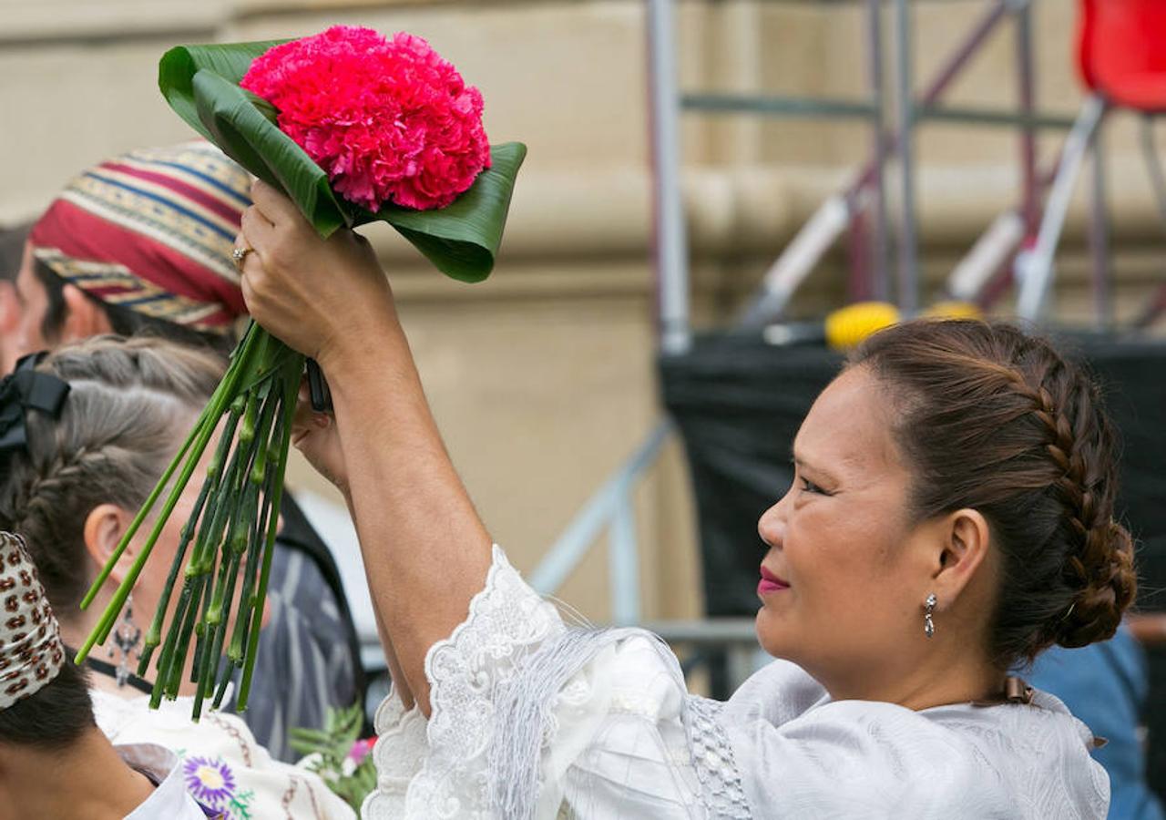 Miles de personas confeccionan con flores el manto de la Virgen del Pilar en Zaragoza