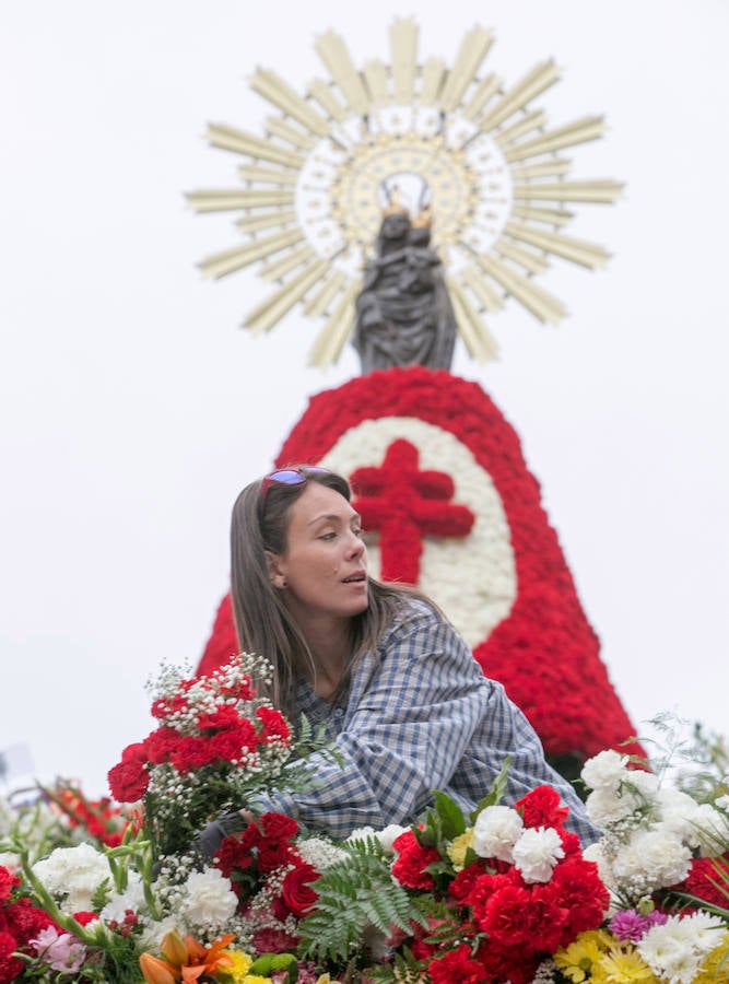 Miles de personas confeccionan con flores el manto de la Virgen del Pilar en Zaragoza