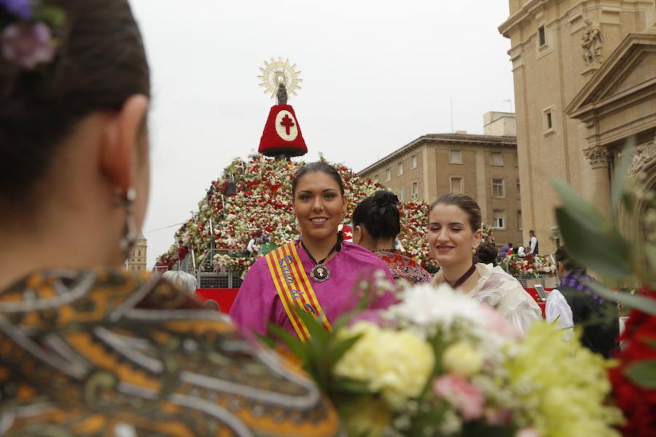 Miles de personas confeccionan con flores el manto de la Virgen del Pilar en Zaragoza