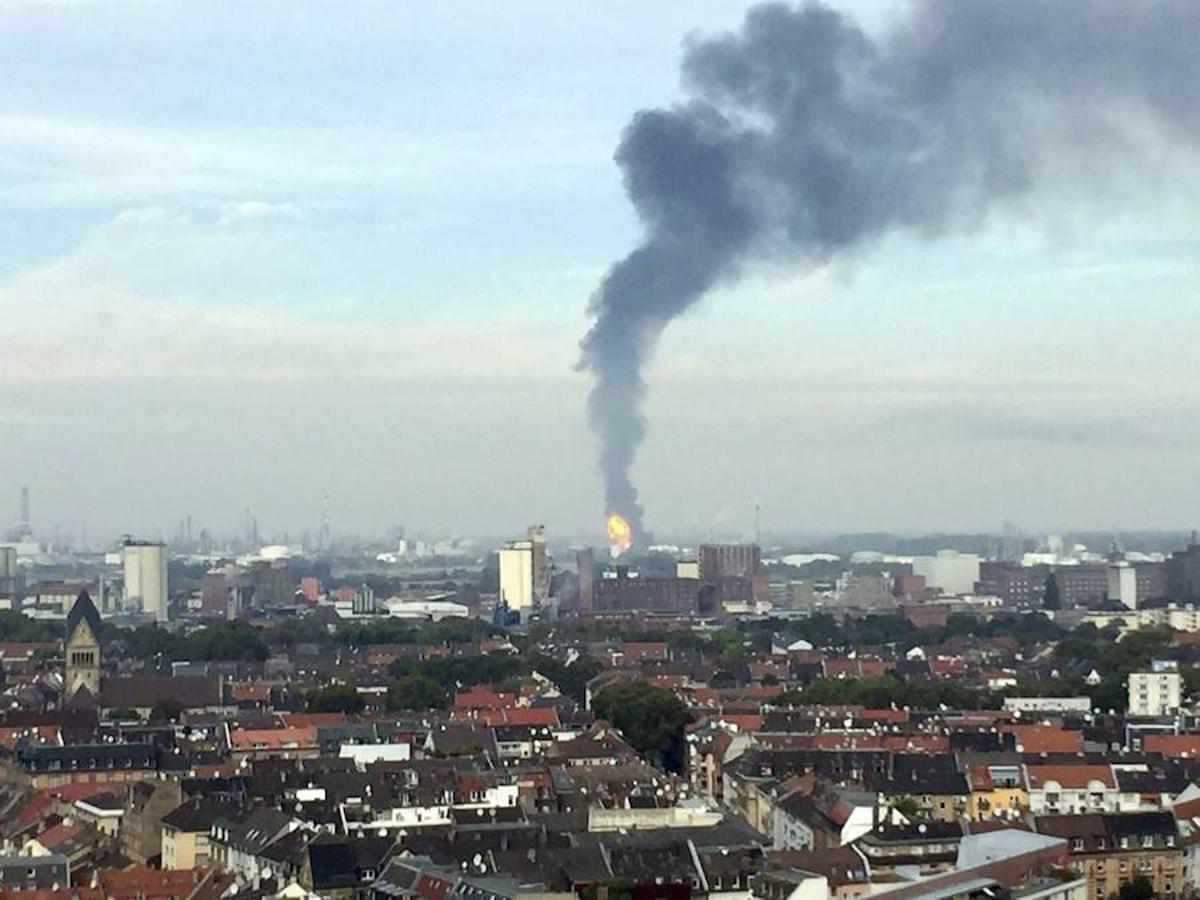 Una columna de humo negro se eleva sobre la ciudad de Ludwigshafen tras una explosión en una planta de la compañía química BASF en Ludwigshafen.