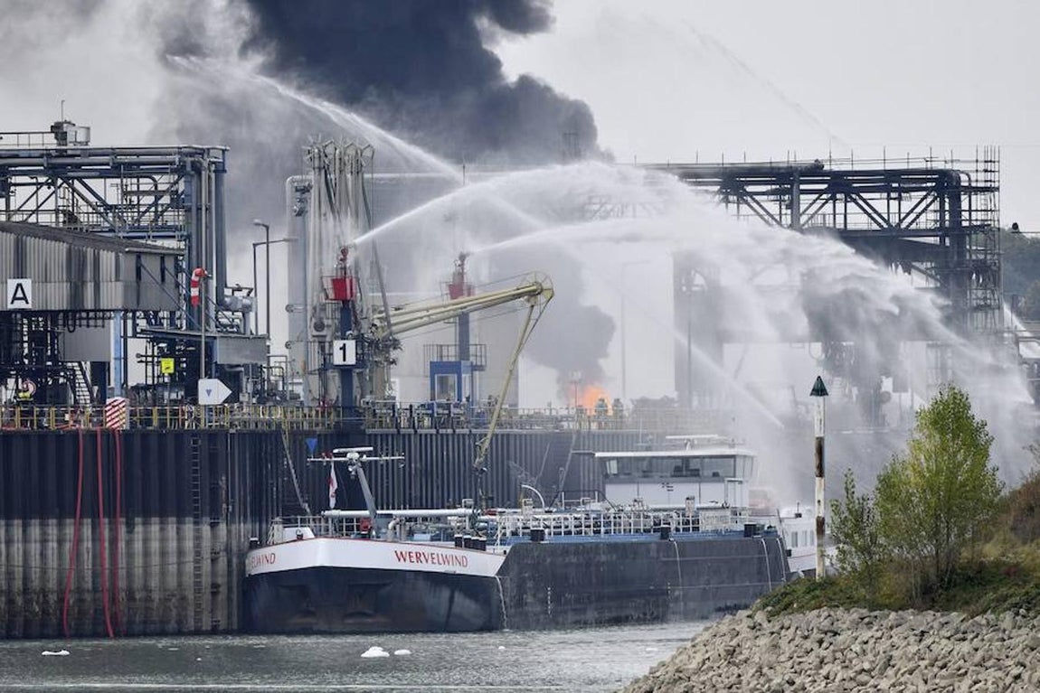 Bomberos intentan apagar las llamas en el recinto de la compañía Basf en Ludwigshafen.. Efe