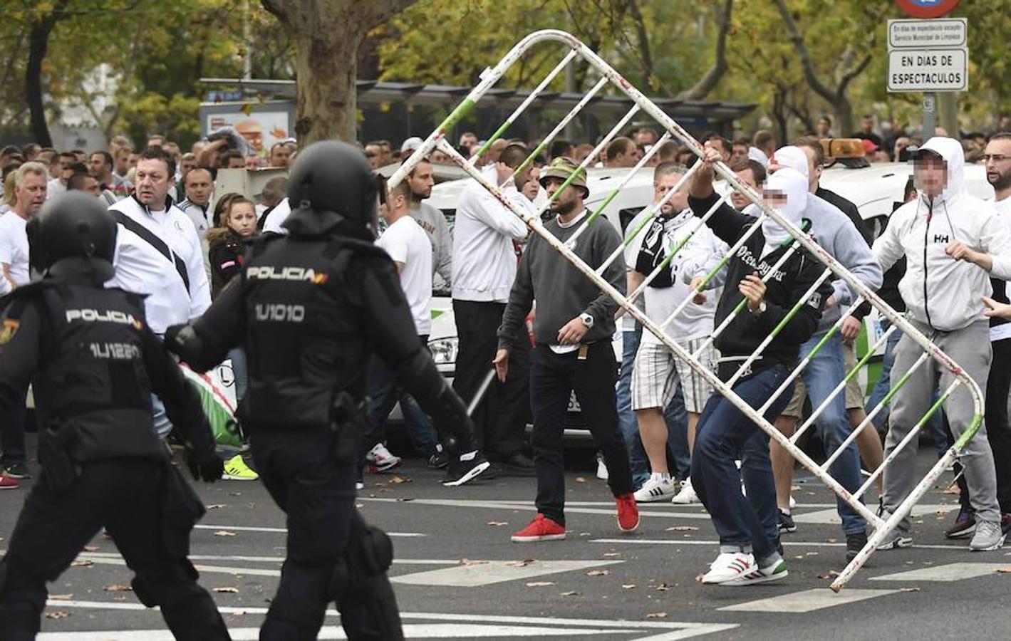 Pelea entre la Policía y los ultras del Legia