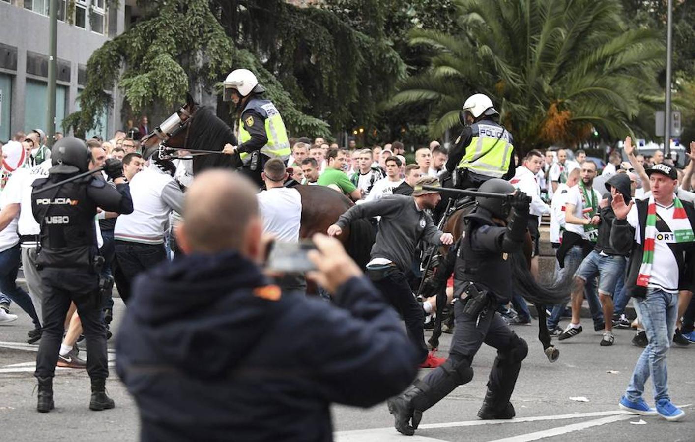 Pelea entre la Policía y los ultras del Legia