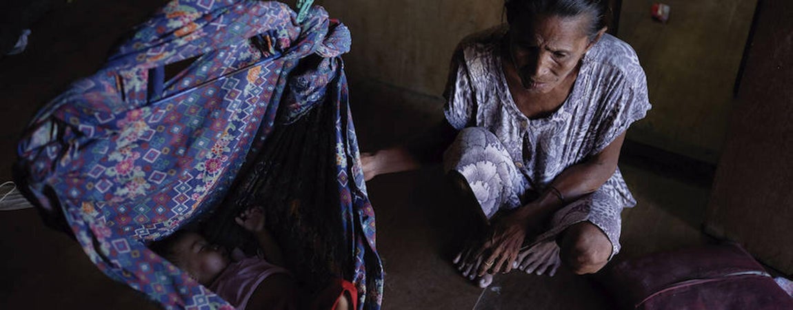 El de Mindanao es uno de los conflictos a los que el mundo ha dado la espalda desde el principio. En septiembre de 2013 los enfrentamientos entre una facción del Frente Moro de Liberación Nacional (FMLN) y las fuerzas armadas filipinas provocaron el desplazamiento de 120.000 personas en la ciudad de Zamboanga, en la isla de Mindanao. El sitio a la ciudad durante 20 días dejó 140 muertos, 10.000 hogares y medios de vida destruidos. A día de hoy, 14.000 personas siguen viviendo en refugios temporales. En ellos, sin medios de vida seguros y con un acceso deficiente a agua y saneamiento básico, la desnutrición aguda se ceba con los más pequeños.. 