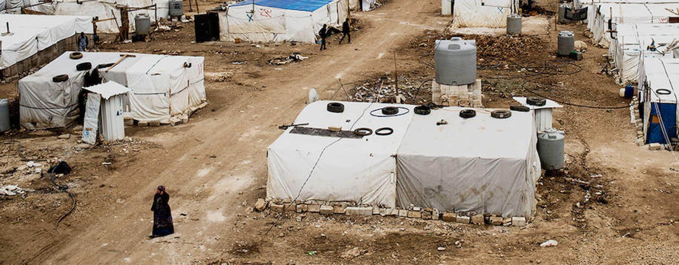 Aunque lo parezca no es la foto de un campo de refugiados. Más de un millón de sirios viven en los 4.164 asentamientos informales que se extienden en Líbano. Pagan un “alquiler” al propietario de estas tierras por estar en ellas. Para poder hacerlo, en 2016, han recurrido a mecanismos extremos como el trabajo infantil o regímenes de esclavitud. Sin siquiera estatuto de refugiados (Líbano no firmó el Convenio sobre Refugiados de 1951) su acceso a la educación y la sanidad no está garantizado. Tienen limitados su libertad de movimientos y acceso al trabajo. El invierno de 2016 fue especialmente duro en el valle del Bekaa: la nieve amenazaba con hundir los techos de las tiendas y las mujeres arrojaban a las estufas hasta sus zapatos para calentarse en las noches más gélidas.