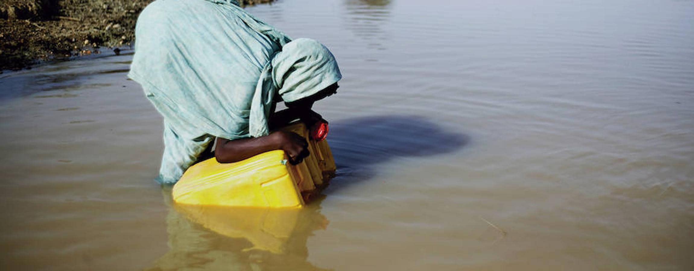 La de una mujer o una niña encorvada para recoger agua en una garrafa, es una estampa que se sigue repitiendo cada día en gran parte del mundo. Suele ser al amanecer o al atardecer, después de haber caminado kilómetros. El agua que recogen no es, muchas veces, segura. Esta mujer se encuentra en el río Gorgol de Mauritana.Ha habido avances: 147 países han logrado cumplir el Objetivo de Desarrollo del Milenio relacionado con el agua. Para garantizar una buena salud nutricional, tan importante como los alimentos es contar con un pozo o un punto de agua seguro.