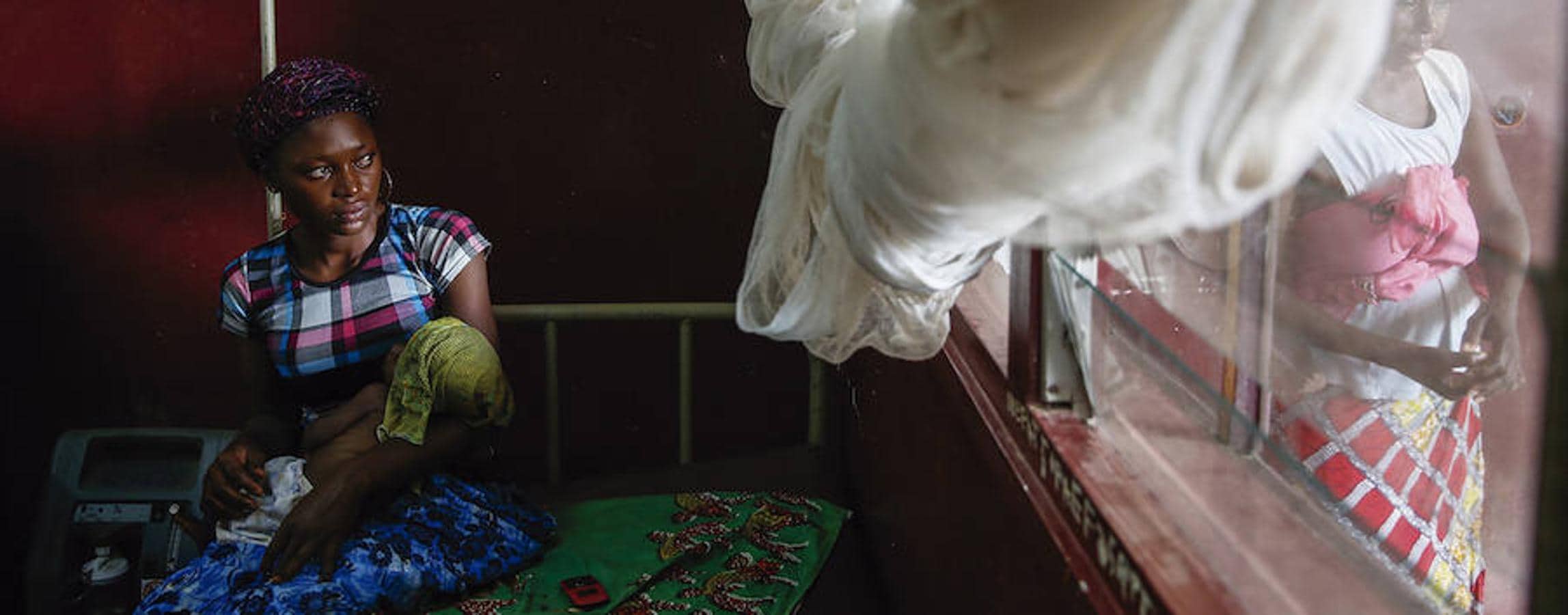 En este centro de recuperación nutricional de Bangui muchas mujeres procesan al mismo tiempo un doble trauma. El primero, el de no poder alimentar a sus hijos. Ver cómo dejan de ganar peso, pierden fuerza, las ganas de jugar y el apetito. El segundo, el de haber sido testigo de la ferocidad de los enfrentamientos entre la coalición Séléka y las milicias antibaraka que horrorizaron al mundo hace tres años.El tratamiento del estrés post-traumático es clave en Acción contra el Hambre para recuperar a un niño desnutrido. Muchas veces un choque brutal interrumpe la capacidad de producir leche. Una interrupción brusca de la lactancia puede precipitar a un bebé de menos de seis meses a un estado de desnutrición aguda en muy pocos días. Procesar el dolor y recuperar la confianza es crucial para retomar cuanto antes la capacidad de amamantar que podrá salvar al pequeño.. 