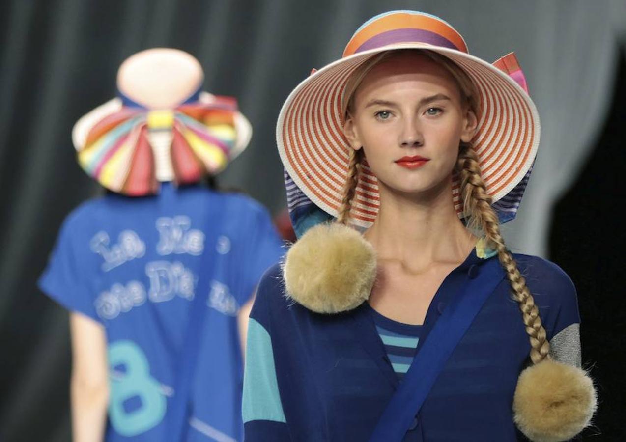 Desfile de la diseñadora japonesa Tokuko Maeda para la firma TOKUKO. 