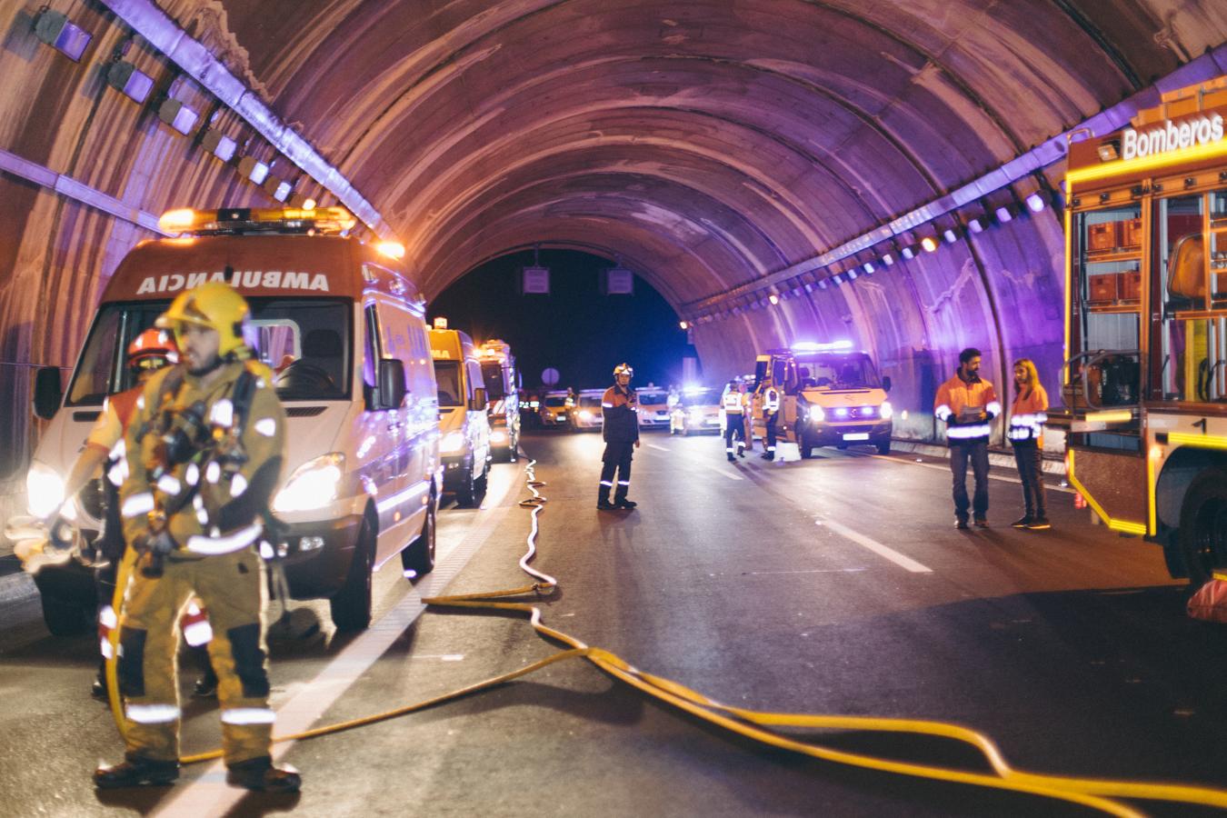 5. Espectacular simulacro de accidente en un túnel de la AP-7