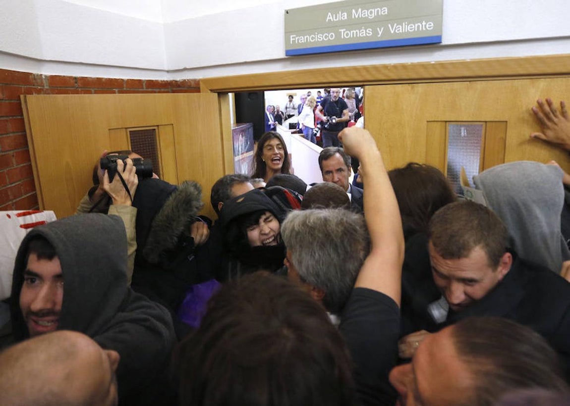 1. Unos 200 jóvenes, la mayoría con la cara oculta por caretas o pasamontañas, taponan desde dentro la puerta de la facultad de derecho de la Universidad Autónoma de Madrid, para impedir la entrada al expresidente del Gobierno Felipe González, que tenía previsto participar a las 12.00 en una charla coloquio