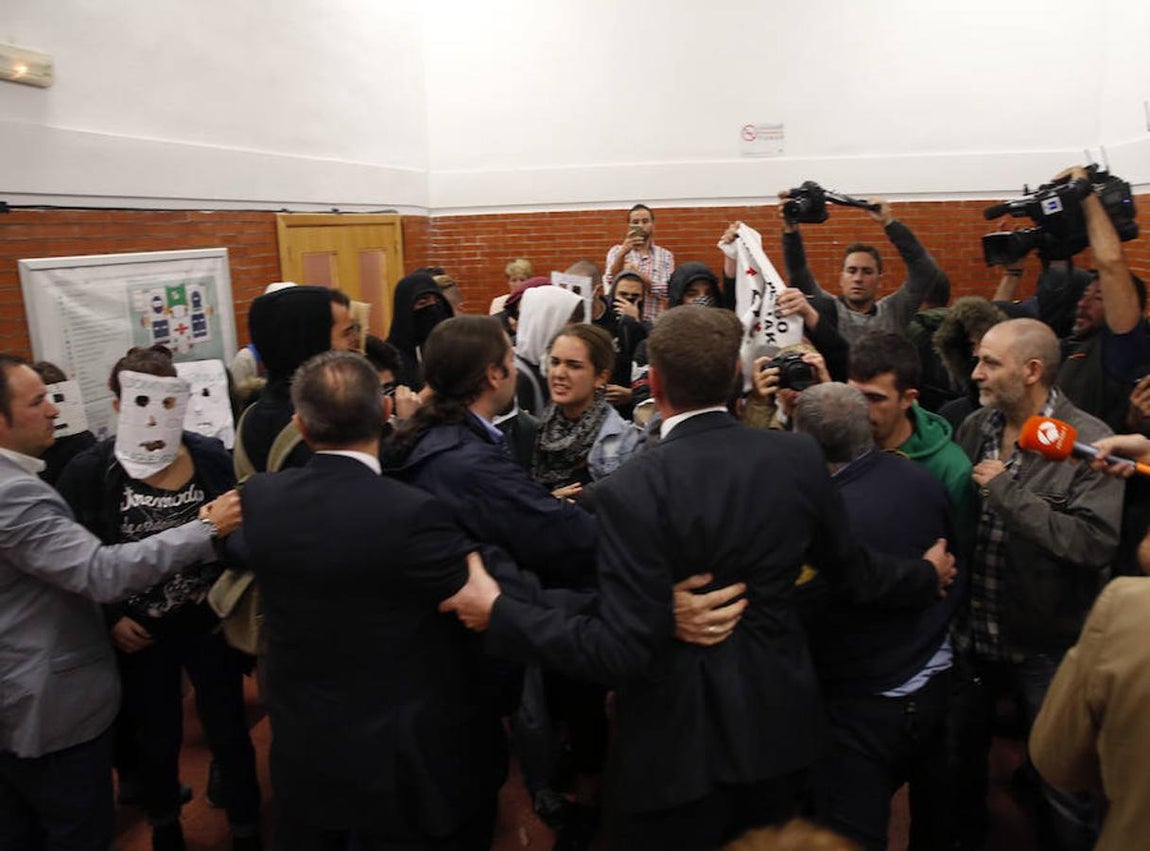 5. Al grito de «Felipe González, estás manchado de sangre» y «asesinos no sois bienvenidos», los manifestantes han desplegado una pancarta en apoyo de los presos etarras y otra con el lema «no sois bienvenidos, Gal, Papeles de Panamá, golpes de Estado, terrorismo, manipulación, censura, tortura, oligarcas»