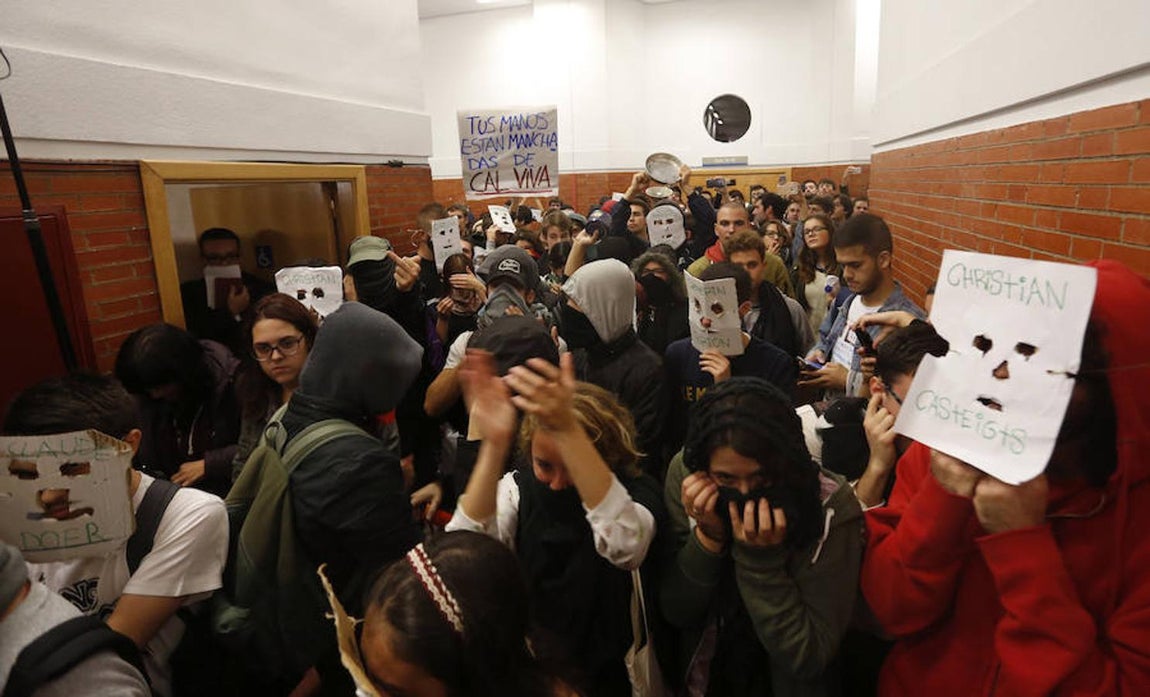 7. «Démosles una calurosa bienvenida», reza el cartel, que llama a Felipe González, «Mister X, terrorista de Estado» y a Cebrián «terrorista informativo»