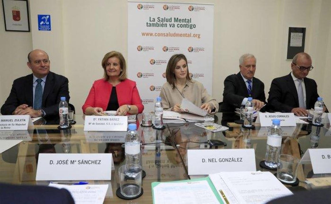 Doña Letizia, acompañada por la ministra de Sanidad, Servicios Sociales e Igualdad, en funciones, Fátima Báñez, visitó las instalaciones de la organización y saludó al equipo de profesionales para, acto seguido, mantener una reunión de trabajo con una delegación de la entidad. 