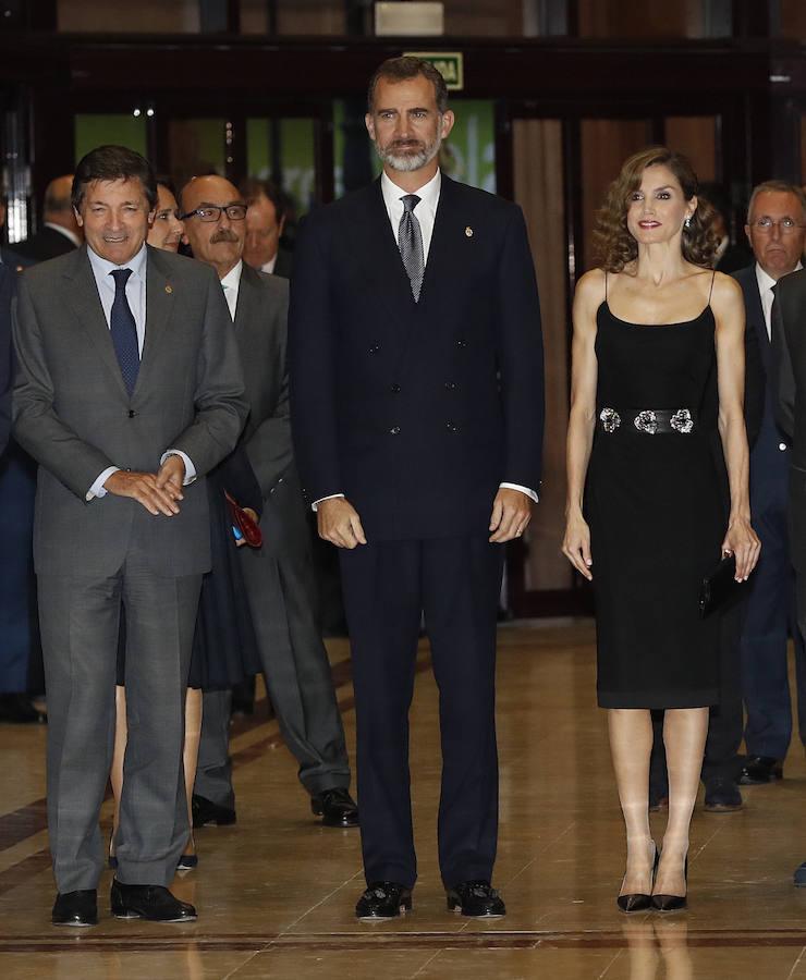 El Rey Felipe VI y la Reina, junto al presidente asturiano, Javier Fernández, a su llegada el XXV Concierto de los Premios Princesa de Asturias, cuya ceremonia de entrega se celebrará mañana en el Teatro Campoamor de la capital asturiana, que presiden hoy en Oviedo.. 