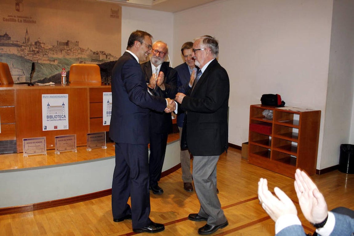 El viceconsejero de Cultura felicita a José Luis Muñoz Ramírez. 
