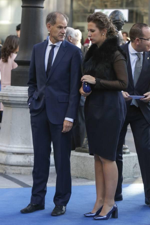 El exatleta y político español Abel Antón a la entrada del ovetense Teatro Campoamor. 